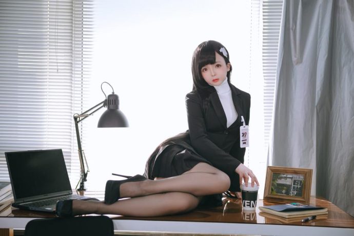 椎名莜调月莉音COS:诠释蔚蓝档案冷艳女神的性感魅力 椎名莜调月莉音COS:诠释蔚蓝档案冷艳女神的性感魅力