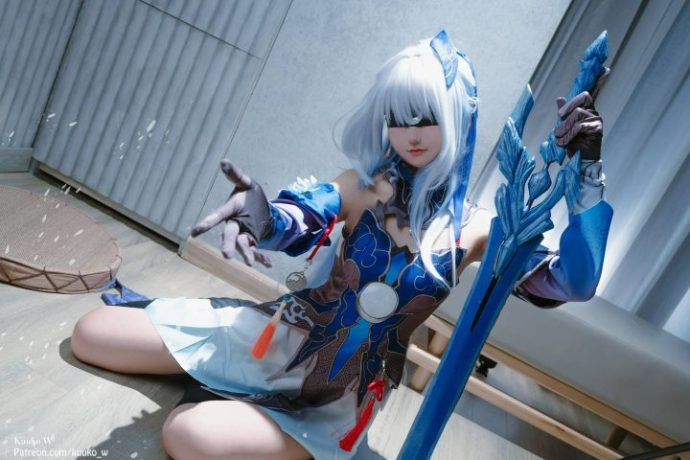 Kuuko W镜流COS:完美再现仙舟传奇的冷艳与魅惑 Kuuko W镜流COS:完美再现仙舟传奇的冷艳与魅惑