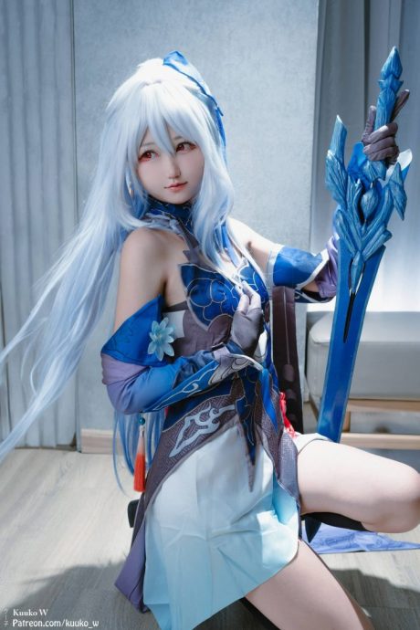 Kuuko W镜流COS:完美再现仙舟传奇的冷艳与魅惑 Kuuko W镜流COS:完美再现仙舟传奇的冷艳与魅惑