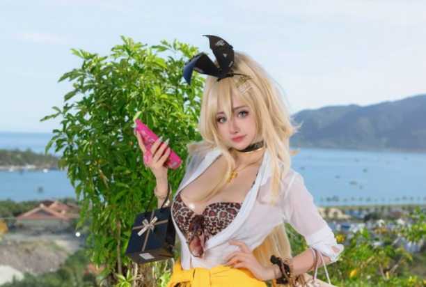 Byoru露菲COS：完美演绎购物狂妮姬的性感与幽默