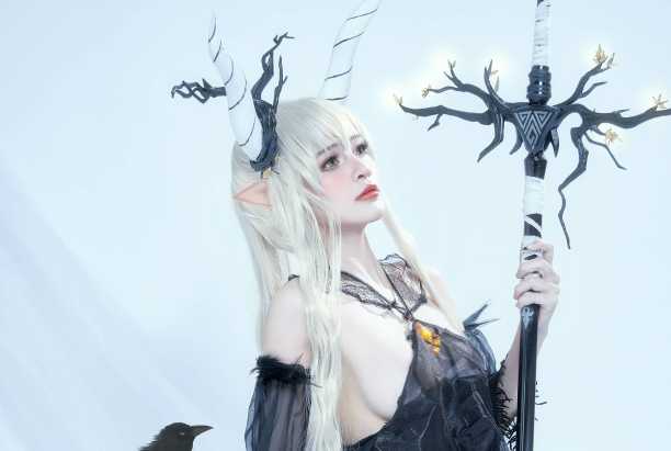 明日方舟COS：越南coser Azami演绎闪灵的冷艳与性感
