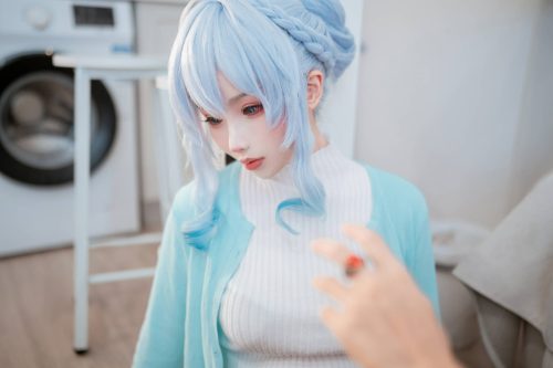 Rioko凉凉子雪女COS：展现OL女神的职场干练与冷艳