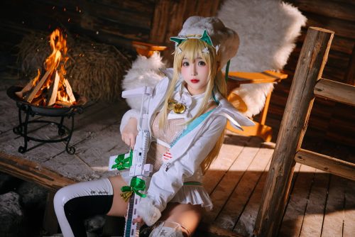 日奈娇露菲COS：演绎圣诞版胜利女神的性感与可爱