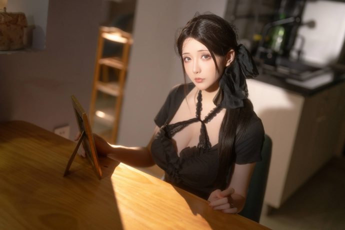 星之迟迟黑色诱惑COS:演绎孤寂与魅惑并存的未亡人太太 星之迟迟黑色诱惑COS:演绎孤寂与魅惑并存的未亡人太太