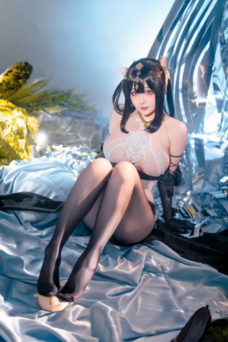 碧蓝航线星之迟迟COS:演绎潋滟水色镇海的性感与智谋 碧蓝航线星之迟迟COS:演绎潋滟水色镇海的性感与智谋