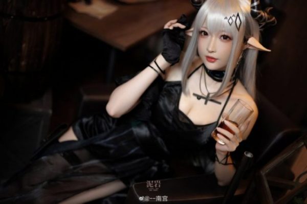 明日方舟南宫COS：展现礼服泥岩的性感和优雅女王魅力