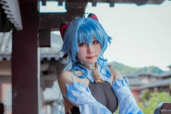 miidoo酱甘雨COS：完美演绎原神璃月仙子的性感与甜美