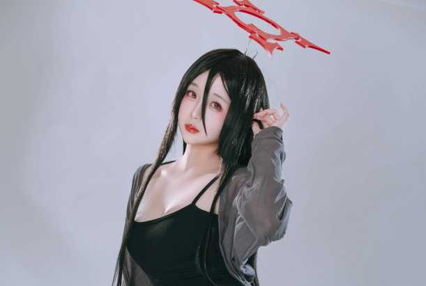 日奈娇羽川莲见COS：诠释家居服正义副部长的温柔治愈