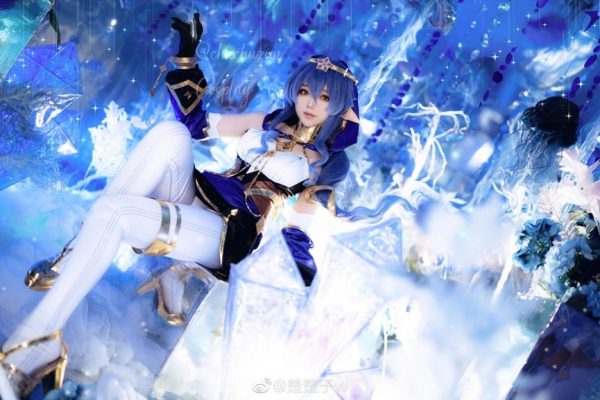 楚楚子w原神COS：诠释莱依拉的梦幻与性感让你沉醉其中