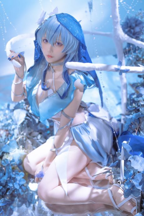 鸣潮星之迟迟COS:演绎守岸人的冰冷神秘与性感柔美 鸣潮星之迟迟COS:演绎守岸人的冰冷神秘与性感柔美