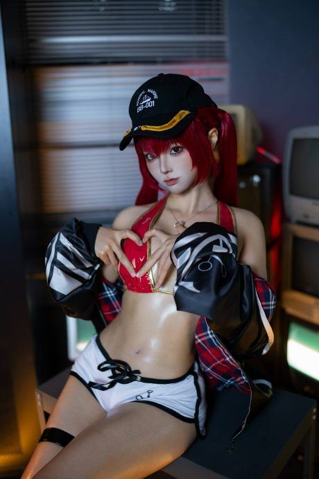 Hololive蠢沫沫COS:完美诠释宝钟玛琳船长的活力与性感 Hololive蠢沫沫COS:完美诠释宝钟玛琳船长的活力与性感
