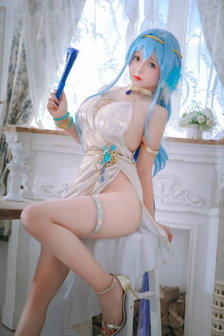 胜利女神日奈娇COS:诠释妮姬海伦高贵性感的舰长之姿 胜利女神日奈娇COS:诠释妮姬海伦高贵性感的舰长之姿