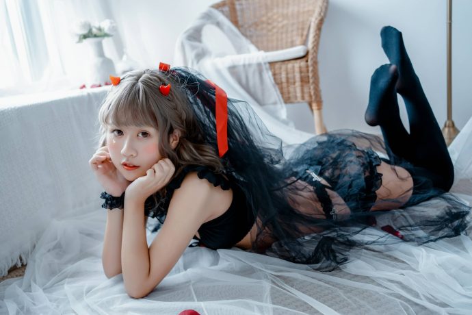 萌芽儿o0cos最新作品图集_萌芽儿o0黑婚纱玫瑰内衣白泳装[持续更新]-cos图咖