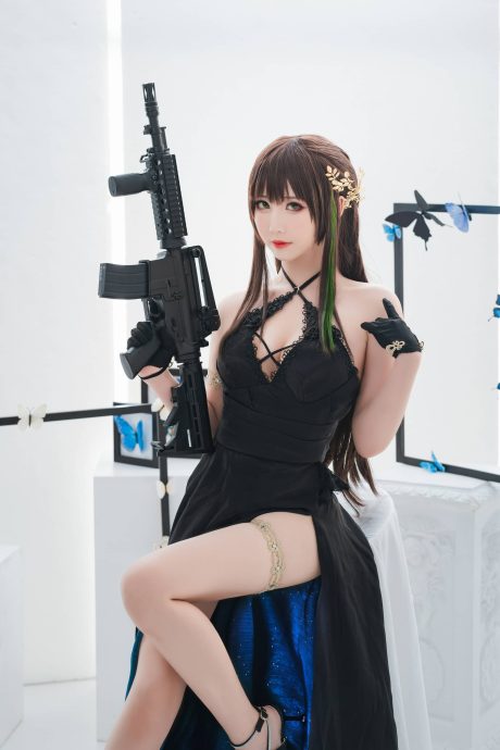 少女前线面饼仙儿COS:演绎婚纱版冷艳枪娘M4A1的浪漫时刻 少女前线面饼仙儿COS:演绎婚纱版冷艳枪娘M4A1的浪漫时刻