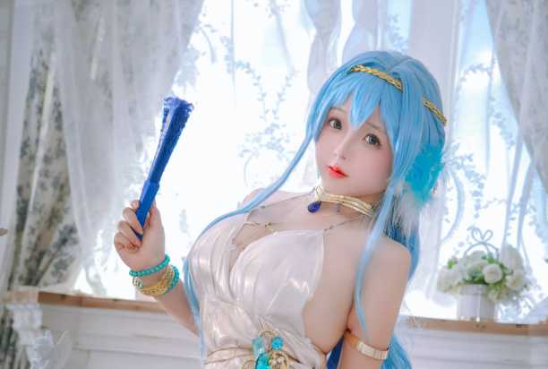 胜利女神日奈娇COS：诠释妮姬海伦高贵性感的舰长之姿