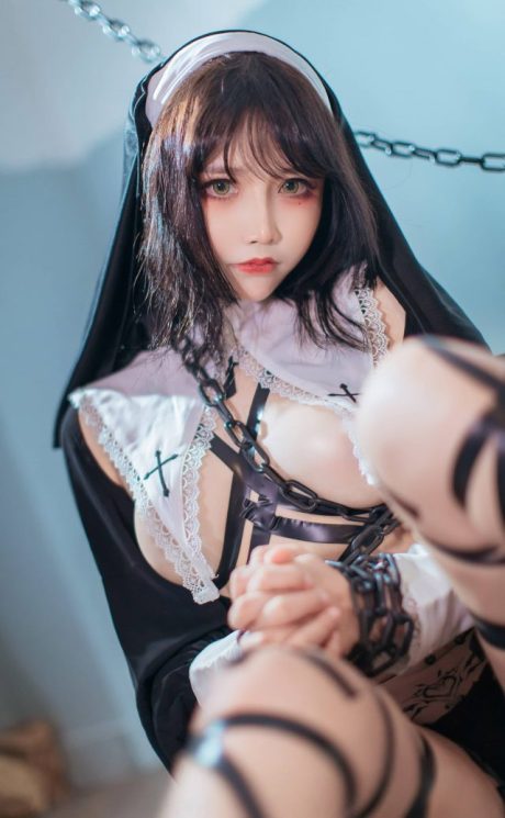 神圣与欲望之间:抱走莫子aCOS性感神秘的胶带版修女 神圣与欲望之间:抱走莫子aCOS性感神秘的胶带版修女