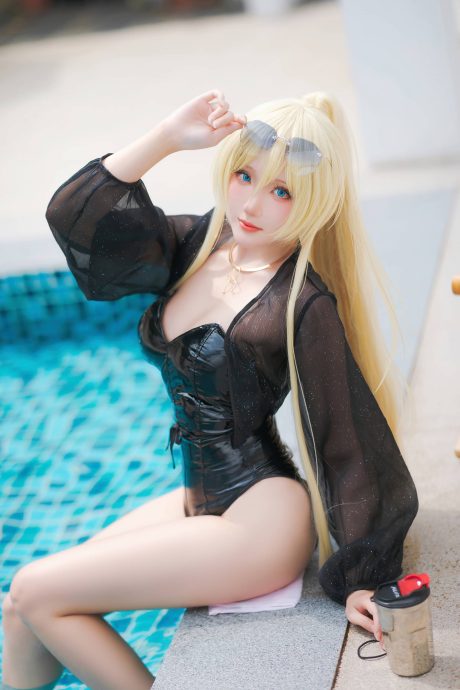 碧蓝航线俾斯麦COS:瓜希酱泳装演绎铁血女王的性感魅力 碧蓝航线俾斯麦COS:瓜希酱泳装演绎铁血女王的性感魅力