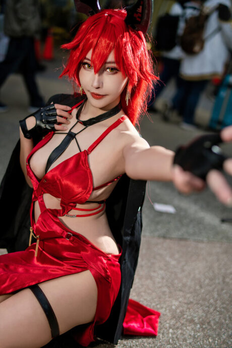 兔兔胜利女神妮姬小红帽COS,火力全开红色魅力引爆FF现场 兔兔胜利女神妮姬小红帽COS,火力全开红色魅力引爆FF现场