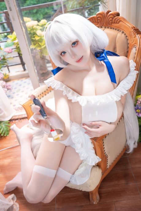 瓜希酱女仆光辉COS:完美演绎碧蓝航线舰娘的性感与优雅 瓜希酱女仆光辉COS:完美演绎碧蓝航线舰娘的性感与优雅