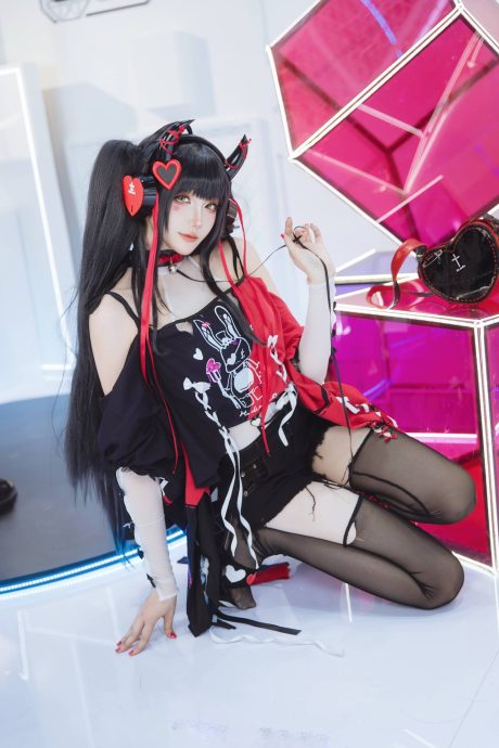 交错战线瓜希酱COS:演绎红黑魅影旋律的坚定与柔情 交错战线瓜希酱COS:演绎红黑魅影旋律的坚定与柔情