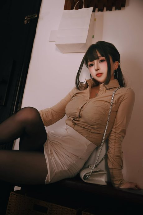 日奈娇醉酒同事COS:探索职场与酒后微醺之间的独特魅力 日奈娇醉酒同事COS:探索职场与酒后微醺之间的独特魅力