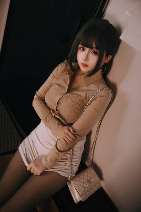 日奈娇醉酒同事COS:探索职场与酒后微醺之间的独特魅力 日奈娇醉酒同事COS:探索职场与酒后微醺之间的独特魅力