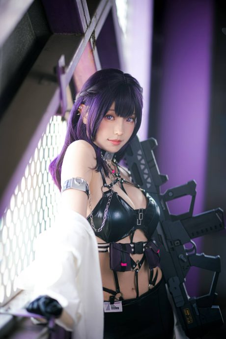 胜利女神ElyEE子COS：展现甜心疯子米哈拉的杀意与诱惑