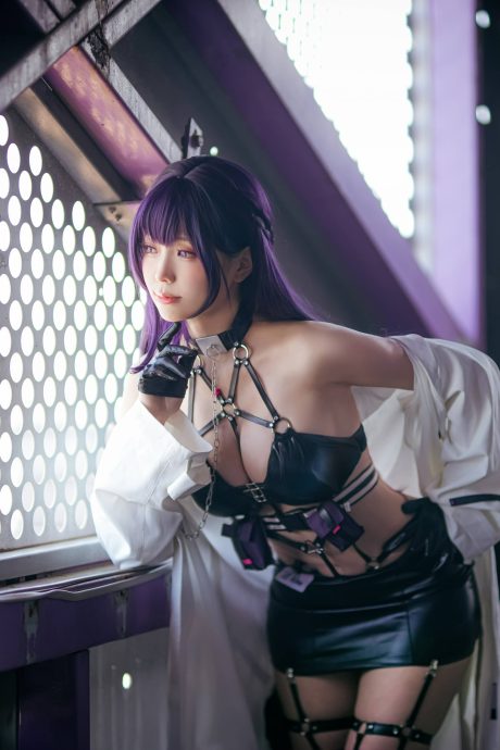 胜利女神ElyEE子COS：展现甜心疯子米哈拉的杀意与诱惑