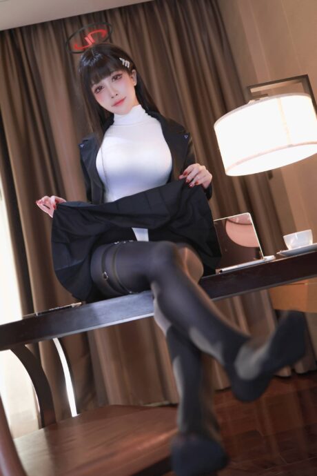 冷静优雅与性感并存:水淼Aqua完美cos蔚蓝档案·调月莉音 冷静优雅与性感并存:水淼Aqua完美cos蔚蓝档案·调月莉音