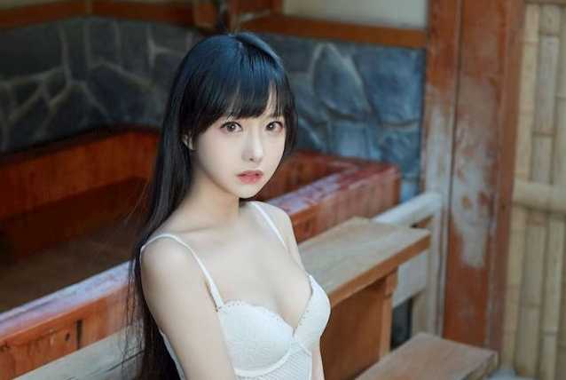Shika小鹿鹿唯美泳装COS：温泉池畔优雅与性感的完美平衡