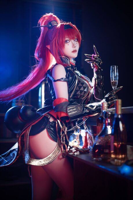 鸣潮·瓜希酱COS:完美还原调查员吟霖的优雅与致命气场 鸣潮·瓜希酱COS:完美还原调查员吟霖的优雅与致命气场