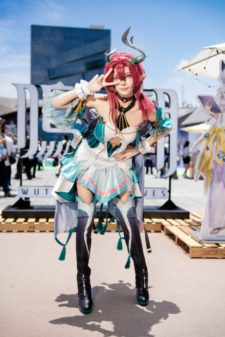 从游戏CG走进展台!四五日Momi夏空cos如何用长腿征服观众 从游戏CG走进展台!四五日Momi夏空cos如何用长腿征服观众