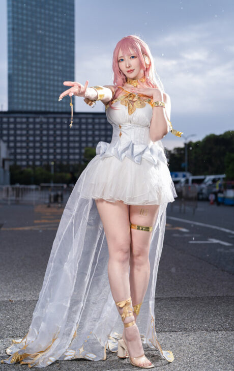 梦幻邂逅:持岡きく巡音流歌cos,白裙虚拟歌姬魅力再现 梦幻邂逅:持岡きく巡音流歌cos,白裙虚拟歌姬魅力再现