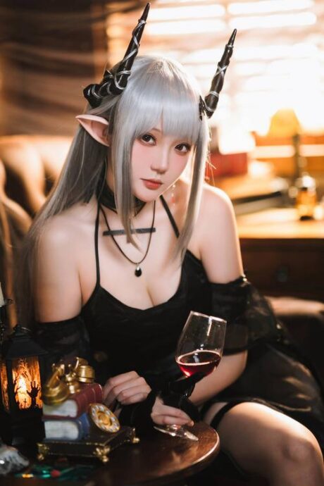 明日方舟瓜希酱COS:演绎音律联觉版泥岩的优雅与坚韧 明日方舟瓜希酱COS:演绎音律联觉版泥岩的优雅与坚韧