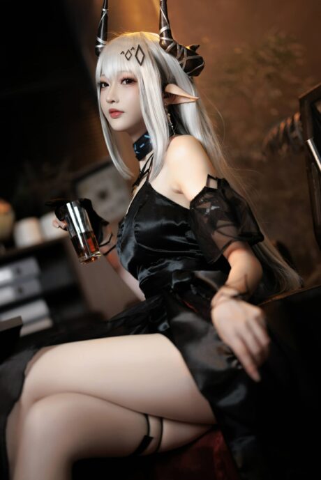 高贵与性感的完美碰撞:小南宫cos礼服版泥岩的魅力风采 高贵与性感的完美碰撞:小南宫cos礼服版泥岩的魅力风采