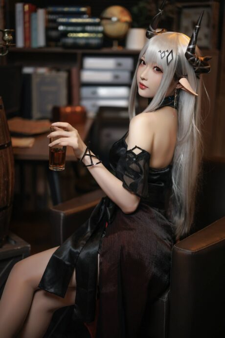 高贵与性感的完美碰撞:小南宫cos礼服版泥岩的魅力风采 高贵与性感的完美碰撞:小南宫cos礼服版泥岩的魅力风采