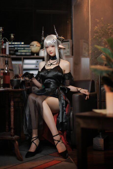 高贵与性感的完美碰撞:小南宫cos礼服版泥岩的魅力风采 高贵与性感的完美碰撞:小南宫cos礼服版泥岩的魅力风采