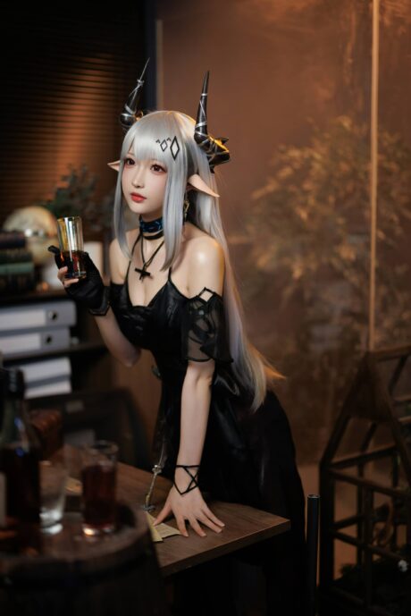 高贵与性感的完美碰撞:小南宫cos礼服版泥岩的魅力风采 高贵与性感的完美碰撞:小南宫cos礼服版泥岩的魅力风采