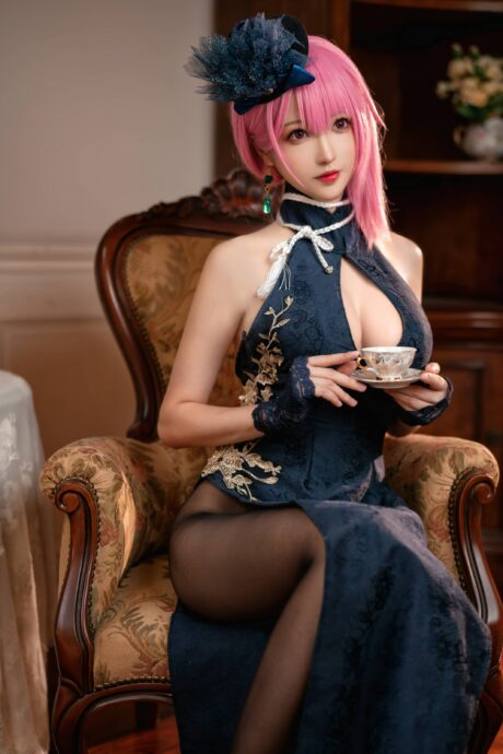 小南宫碧蓝航线COS:演绎旗袍黑太子的皇家优雅与性感 小南宫碧蓝航线COS:演绎旗袍黑太子的皇家优雅与性感