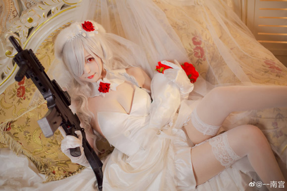 少女前线南宫COS：甜美温柔与坚韧并存的礼服版G36C