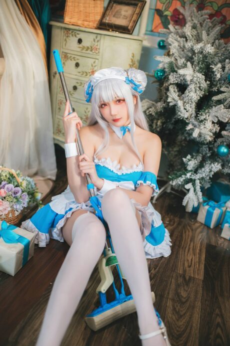 碧蓝航线瓜希酱COS:演绎女仆小天鹅的性感俏皮与优雅 碧蓝航线瓜希酱COS:演绎女仆小天鹅的性感俏皮与优雅