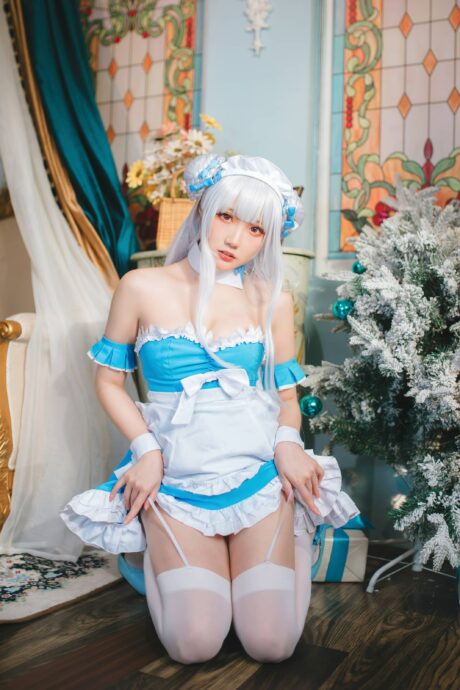 碧蓝航线瓜希酱COS:演绎女仆小天鹅的性感俏皮与优雅 碧蓝航线瓜希酱COS:演绎女仆小天鹅的性感俏皮与优雅