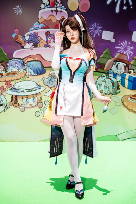 从画中走出的艺术灵魂:冥咲鸣潮·折枝COS知性美震撼全场 从画中走出的艺术灵魂:冥咲鸣潮·折枝COS知性美震撼全场
