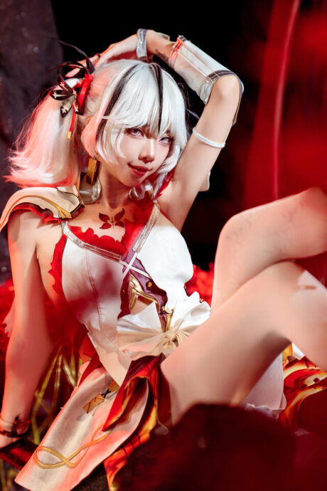 MomiShimoji鸣潮·椿COS:红花映衬下的狂野美学惊艳全场! MomiShimoji鸣潮·椿COS:红花映衬下的狂野美学惊艳全场!