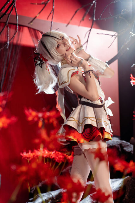 MomiShimoji鸣潮·椿COS:红花映衬下的狂野美学惊艳全场! MomiShimoji鸣潮·椿COS:红花映衬下的狂野美学惊艳全场!