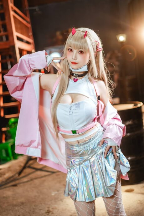 性感与危险交织:蜜汁猫裘胜利女神毒蛇cos演绎致命魅力 性感与危险交织:蜜汁猫裘胜利女神毒蛇cos演绎致命魅力