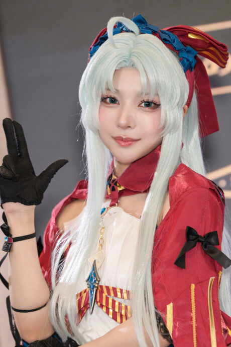 优雅与魅力并存:Shiki鸣潮珂莱塔cos惊艳让角色活了起来 优雅与魅力并存:Shiki鸣潮珂莱塔cos惊艳让角色活了起来