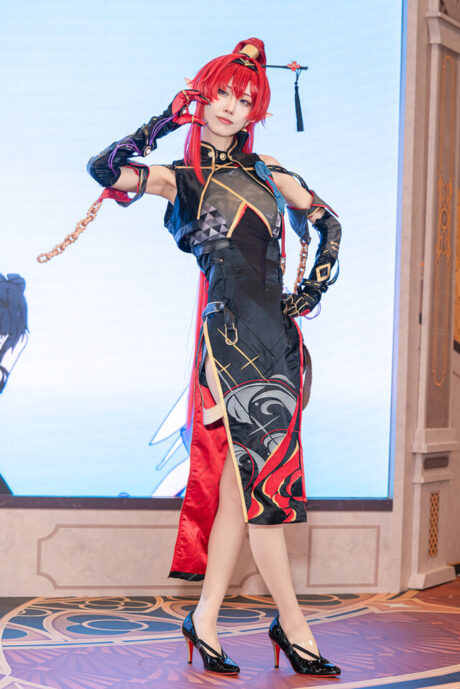 《鸣潮》一周年盛典:海盐冰淇淋带来性感酷飒的吟霖COS 《鸣潮》一周年盛典:海盐冰淇淋带来性感酷飒的吟霖COS