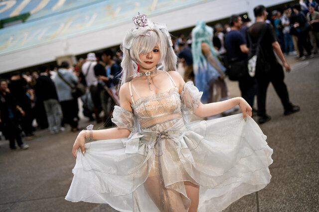蒴saku灰姑娘COS:透明战裙演绎SSR级妮姬的性感与高贵 蒴saku灰姑娘COS:透明战裙演绎SSR级妮姬的性感与高贵