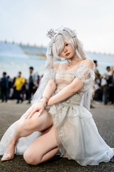 蒴saku灰姑娘COS:透明战裙演绎SSR级妮姬的性感与高贵 蒴saku灰姑娘COS:透明战裙演绎SSR级妮姬的性感与高贵
